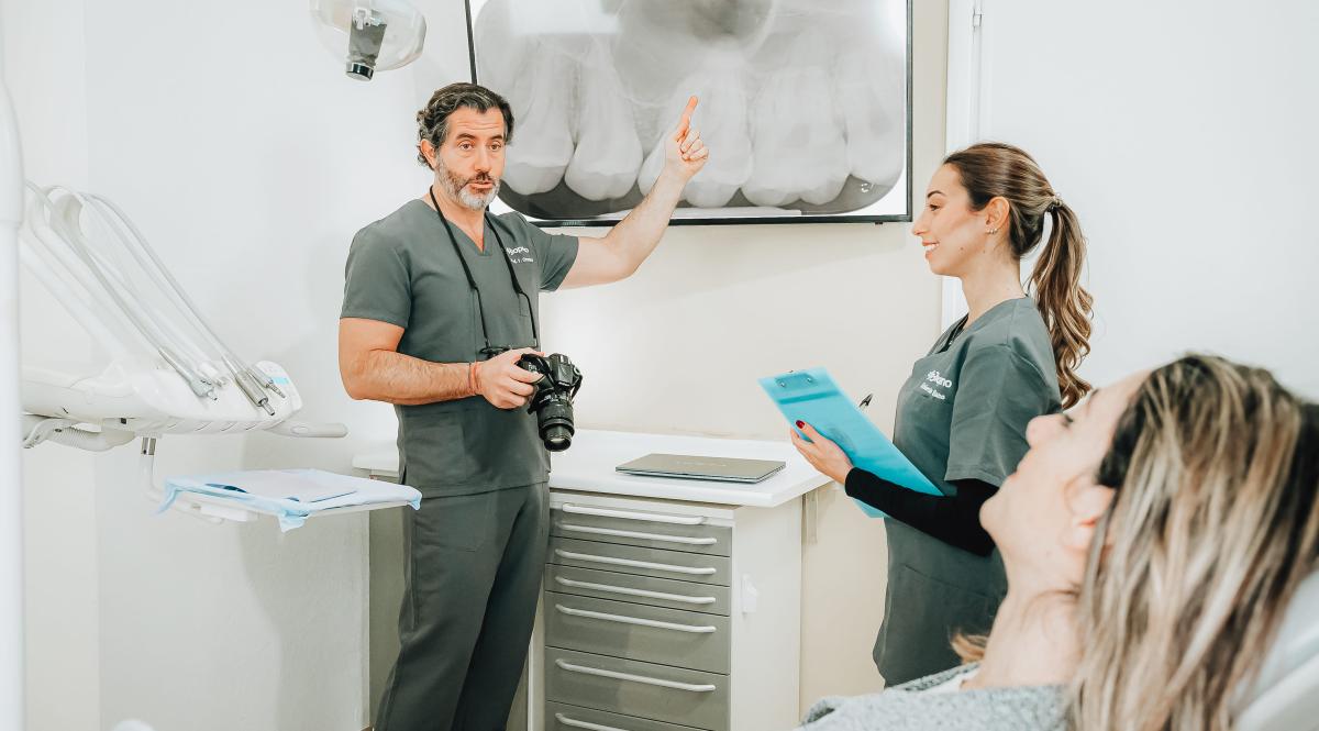 foto del prof che illustra i denti